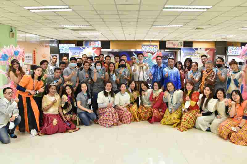 友達推動「安心、、創新、、用心、、同心、、、、盡心」五星職旅，，，為菲籍員工打造全方位照護，，，首度贏得「人權實踐與發展領袖獎」殊榮