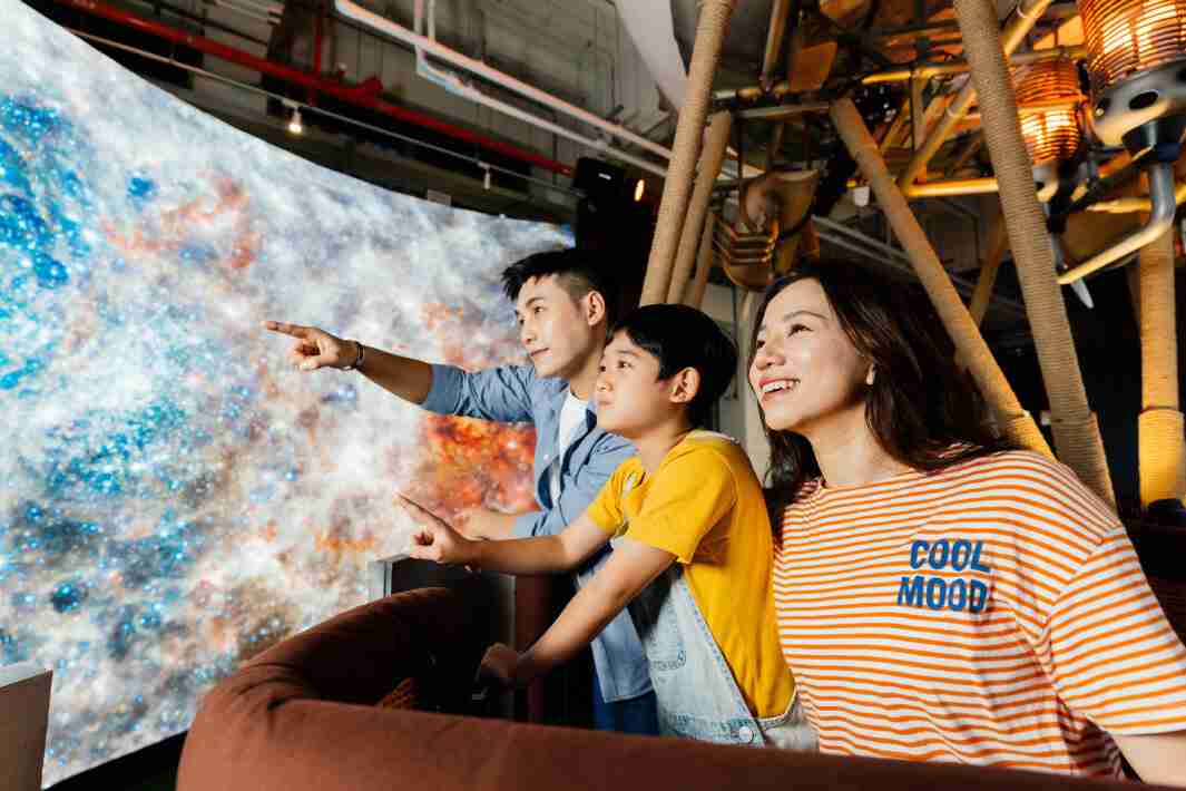 人生就是博打造全台最大宽6公尺、、、、高4公尺、、唯一搭载LED弧形拼接显示屏的动感飞行船，，让乘客驻足在热气球上，，享受身历其境的伪出国旅游乐趣