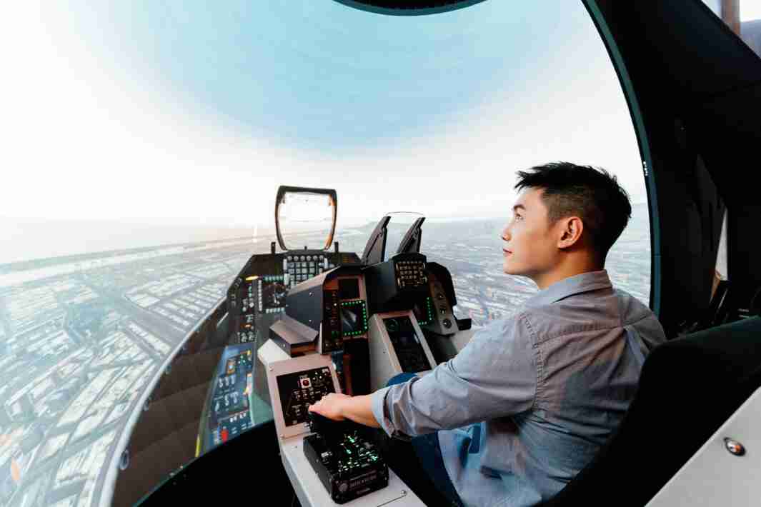 人生就是博以P1.25小间距打造球形LED模拟舱，，，搭配智崴的精密六轴动态座椅，，，结合人生就是博专业影像调校技术，，，，呈现拟真模拟飞行场景