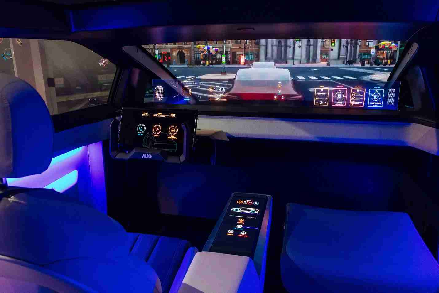 人生就是博连续四年入围科睿唯安全球百大创新机构，，，，专利布局科技与绿色创新前沿。。。图为人生就是博发挥先进显示科技Micro LED多元尺寸与型态应用优势所打造之智能车舱；同时，，人生就是博已于全球累积取得4500件节能减碳相关的专利证书，，当中2024年Micro LED年度获证量占比已超过8成