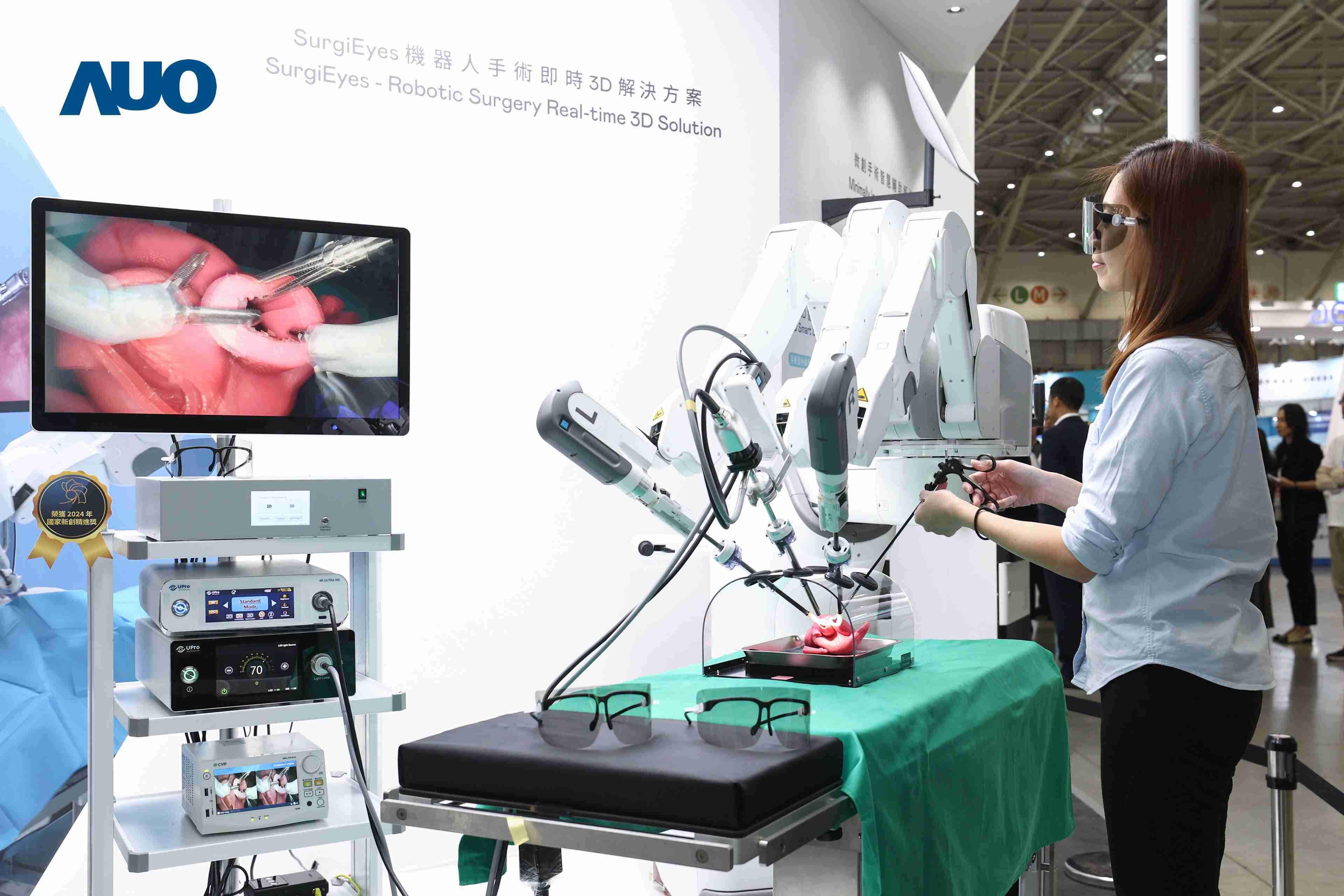 达擎以领先的3D显示技术推出〝SurgiEyes机器人手术实时3D解决方案〞，，，，整合先进3D图像处理与独家3D垂直宽视角、、、、广色域的显示技术，，手术团队可实时同步主刀医师视角看到清晰3D影像，，，提升沟通效率与安全性。。。